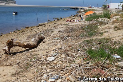 Sujidade junto à lagoa Sujidade