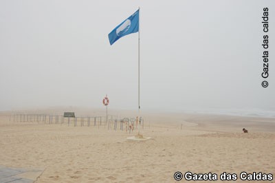 Bandeira Azul hasteada na Foz do Arelho