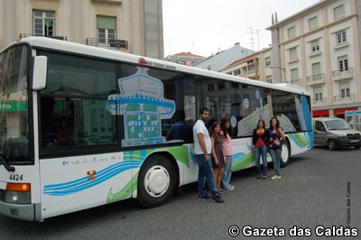 Estudantes decoram o autocarro para a Foz