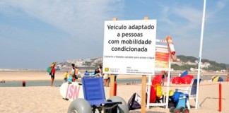 Cadeira ajuda veraneantes de mobilidade reduzida no Bom Sucesso Cadeira, Bom Sucesso