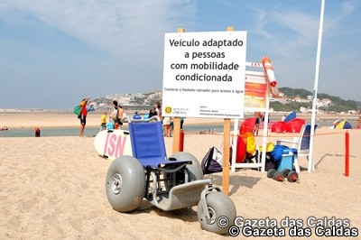 Cadeira ajuda veraneantes de mobilidade reduzida no Bom Sucesso