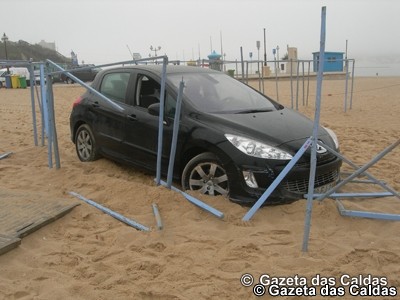 Entraram com o carro na praia depois de noite de copos Foz do Arelho