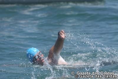 Dezasseis quilómetros a nado em cinco horas