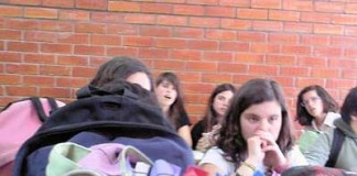 Alunos transportam em média 700 quilos nas costas durante um ano escolar Má utilização das mochilas