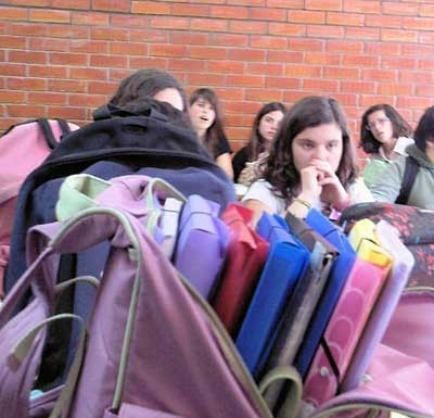 Alunos transportam em média 700 quilos nas costas durante um ano escolar Má utilização das mochilas