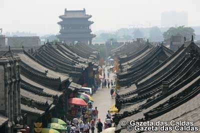 CHINA – Palco de uma cultura milenar, de numerosas e diferenciadas práticas religiosas, centro de aguerridas batalhas, passadas e presentes, local com dezenas de lugares de Património da Humanidade, assim é a CHINA – Parte II Cidade de Pingyao
