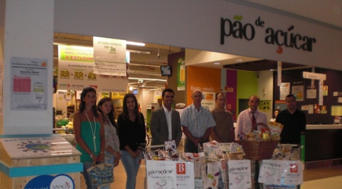 Estudantes e centro comercial auxiliam famílias carenciadas Entrega