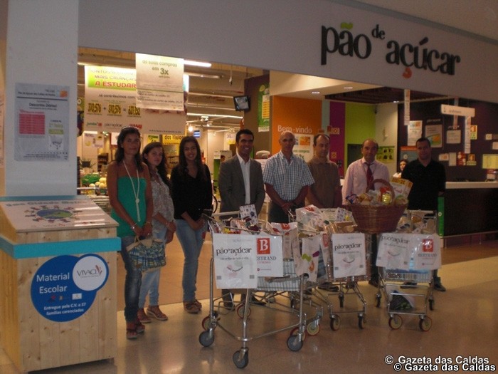Estudantes e centro comercial auxiliam famílias carenciadas