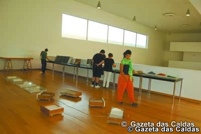 Novos artistas da ESAD transformaram livros em obras de arte