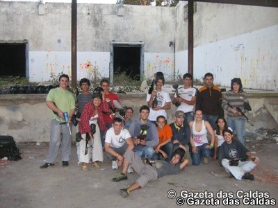 Grupos de amigos elegem paintball como actividade recreativa Grupo de entusiastas