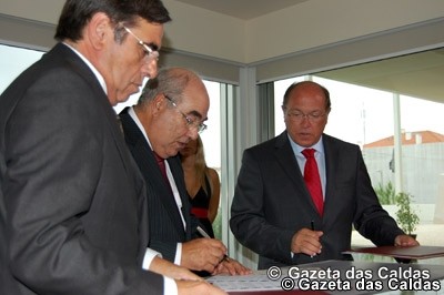 Obras públicas para o Oeste adiadas para 2013