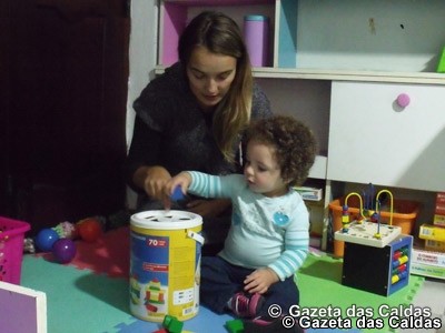 Jovem oferece serviços de babysitting para crianças com necessidades especiais