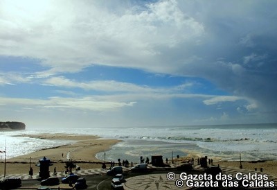 Marés vivas e chuvas intensas cobriram areal da Foz do Arelho