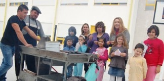 Assadores de castanhas foram ao centro escolar Assadores