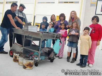 Assadores de castanhas foram ao centro escolar Assadores