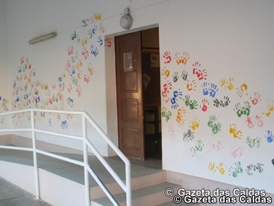Pais e autarquia embelezam escola na Delgada Parede do edifício