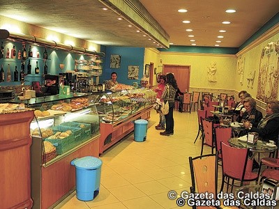 Antiga funcionária à frente da Pastelaria S. Marcos