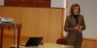 Maria da Conceição Pereira dá aula sobre o parlamento a alunos da D. João II notícias das Caldas