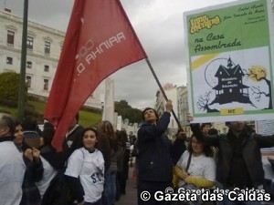 Pais, encarregados de educação e professores estiveram em protesto à frente da Assembleia da República notícias das Caldas