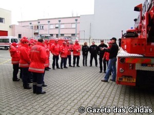 Quatro elementos da Protecção Civil de Kayl explicam como se manuseia a auto-escada notícias das Caldas