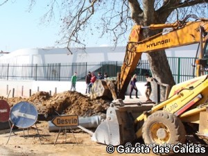 Obras para a instalação de uma conduta de grande diâmetro para a condução de águas em frente à nova entrada da ESRBP notícias das Caldas