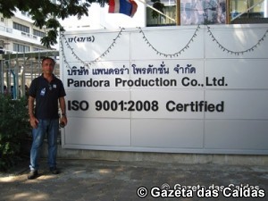 Paulo Caiado numa visita a uma das fábricas da Pandora na Tailândia notícias das Caldas