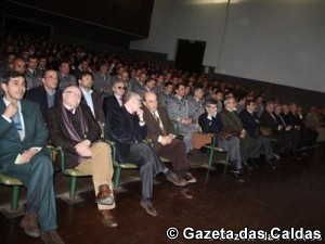 A sala cheia só ouviu um relato sucinto dos acontecimentos notícias das Caldas