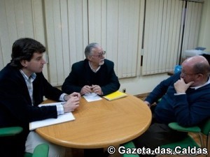 O deputado da Assembleia da República, Bruno Dias, juntamente com o representante local do PCP e o presidente da Junta de Alvorninha notícias das Caldas