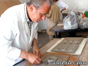 Herculano Elias a trabalhar num atelier notícias das Caldas