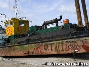 A draga, que está junto à Lagoa desde início de Março, já foi grafitada no último fim-de-semana notícias das Caldas