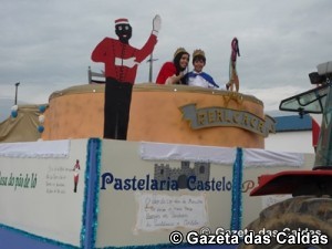 Os jovens reis, Francisco Delgado e Vanessa Neves, no carro do Pão de Ló de Alfeizerão notícias das Caldas