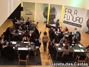 Constituíram-se pequenos grupos que rotativamente foram discutindo cada uma das questões e formulando respostas colectivas notícias das Caldas