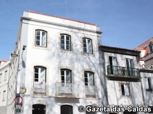 O prédio recuperado e do lado direito as janelas do andar onde teve lugar o incêndio que provocou a morte de três pessoas notícias das Caldas