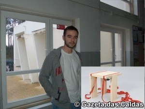 O jovem caldense criou um banco que não precisa de qualquer tipo de encaixe. São duas cintas que lhe dão a necessária estabilidade. notícias das Caldas