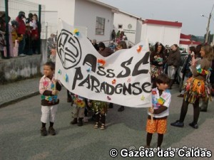 Cerca de 140 crianças desfilaram trajados de havaianos feitos com materiais recicláveis notícias das Caldas