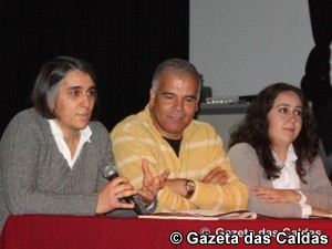 João Luís Silva ladeado pela amiga Margarida Remédio e Susana Bento, coordenadora editorial da Chiado Editora notícias das Caldas