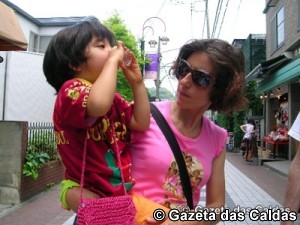 Sónia Ito com a filha Júlia Ito numa rua de Zushi onde vivem notícias das Caldas