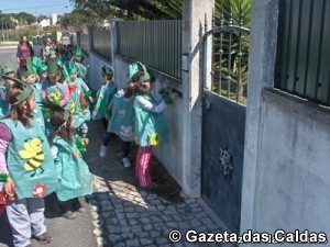 Os meninos distribuindo panfletos de sensibilização ambiental notícias das Caldas