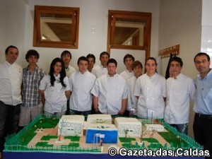 Os jovens do curso de cozinha junto ao bolo que criaram em três dias notícias das Caldas
