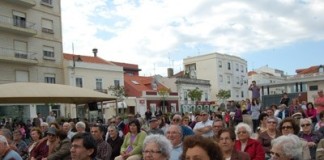 Praça 5 de Outubro encheu-se para ouvir a banda tocar no dia 25 de Abril notícias das Caldas