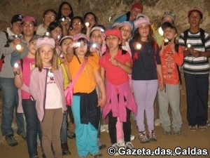 O grupo de crianças no interior de uma das grutas notícias das Caldas