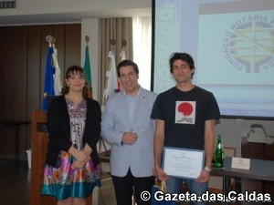 O jovem premiado, junto do presidente do Rotary caldense e da directora da ESAD notícias das Caldas