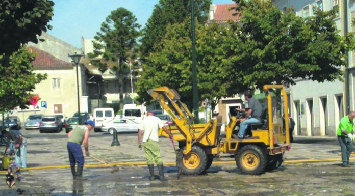 A lavagem da Praça da Fruta e as escadas da Foz do Arelho notícias das Caldas