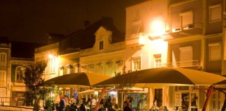 A antiga Praça do Peixe é local de encontro para os jovens que saem à noite nas Caldas da Rainha notícias das Caldas
