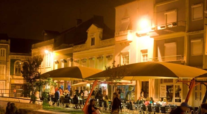 A antiga Praça do Peixe é local de encontro para os jovens que saem à noite nas Caldas da Rainha notícias das Caldas