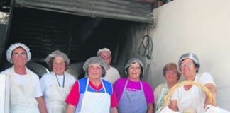 Voluntárias cozem pão para angariar fundos para a nova igreja das Gaeiras notícias das Caldas
