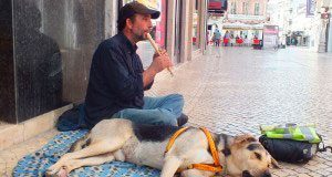 Dois euros por dia para poder tocar flauta na rua