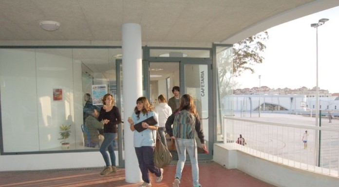 Escola Secundária Rafael Bordalo Pinheiro vai pagar 78 mil euros por mês à Parque Escolar notícias das Caldas