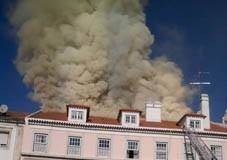 Incêndio destruiu cobertura de edifício no centro de Alcobaça notícias das Caldas
