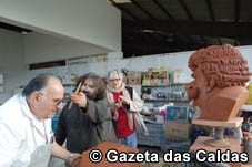 Ceramistas homenageiam Bordalo com busto gigante